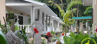 Walkway%20to%20Apartments-Petite%20vignette.JPG