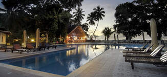 Berjaya-Beau-Vallon-Bay-Resort-%26-Casino-Recreation%20-%20Swimming%20Pool%20Night%20View-Petite%20vignette.jpg