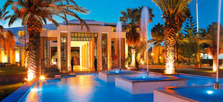 02-Hotels-Impressive-Entrance-Petite%20vignette.jpg