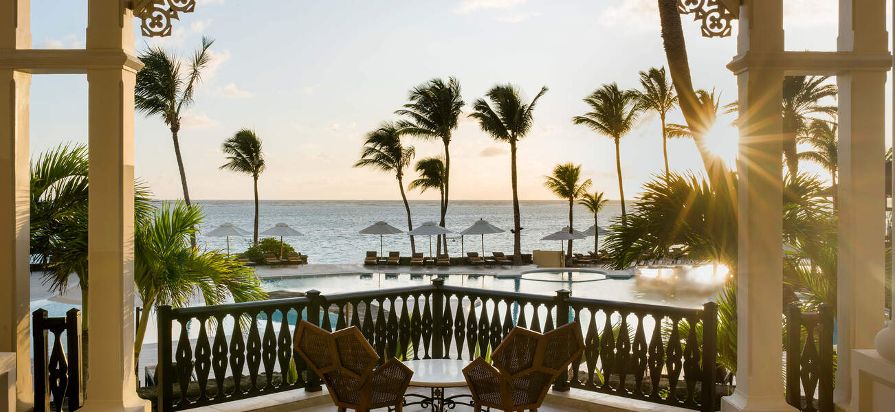 Lobby-View%20to%20Pool%20%26%20Beach-Grande%20vignette.jpg