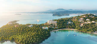 01-Luxury-Resort-at-Kommeno-Peninsula-with-panoramic-views_72dpi-Grande%20vignette.jpg