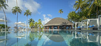 halaveli-maldives-2021-bs-pool-02_hd-1-Petite%20vignette.jpg