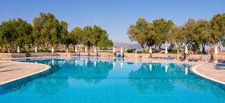06.%20Adults%20Pool-Petite%20vignette.jpg