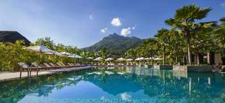 Main%20pool_with%20mountain%20in%20the%20background-Petite%20vignette.jpg