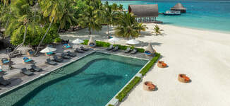 Angsana%20Velavaru_Kuredhi%20Pool%20Bar_Aerial_2-Petite%20vignette.jpg