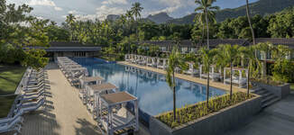 Avani_Plus_Barbarons_Seychelles_ZIL_Pool_Deck_2-Grande%20vignette.jpg