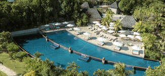Raffles-Seychelles-A5E5-thedronebook-Aerial%20Pool-Grande%20vignette.jpg