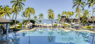 8.Sofitel%20Mauritius%20L'Imperial%20Resort%20%26%20Spa%20-%20Pool%20overlooking%20the%20beach-Petite%20vignette.jpg